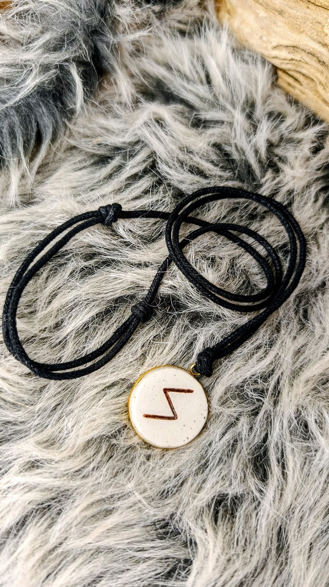 ELDDÍS - Pendentif acier inox doré