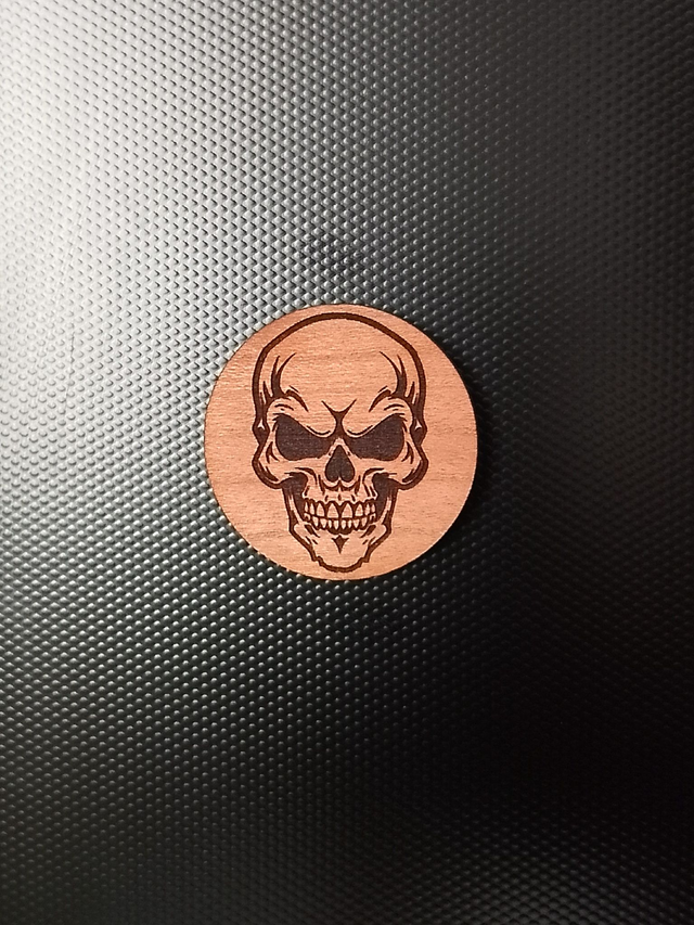 🧲 Magnet en bois gravé – motif tête de mort 4 cm