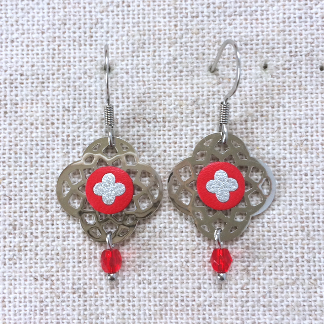 Boucles d’oreilles « Canzone » argentées, cuir rouge