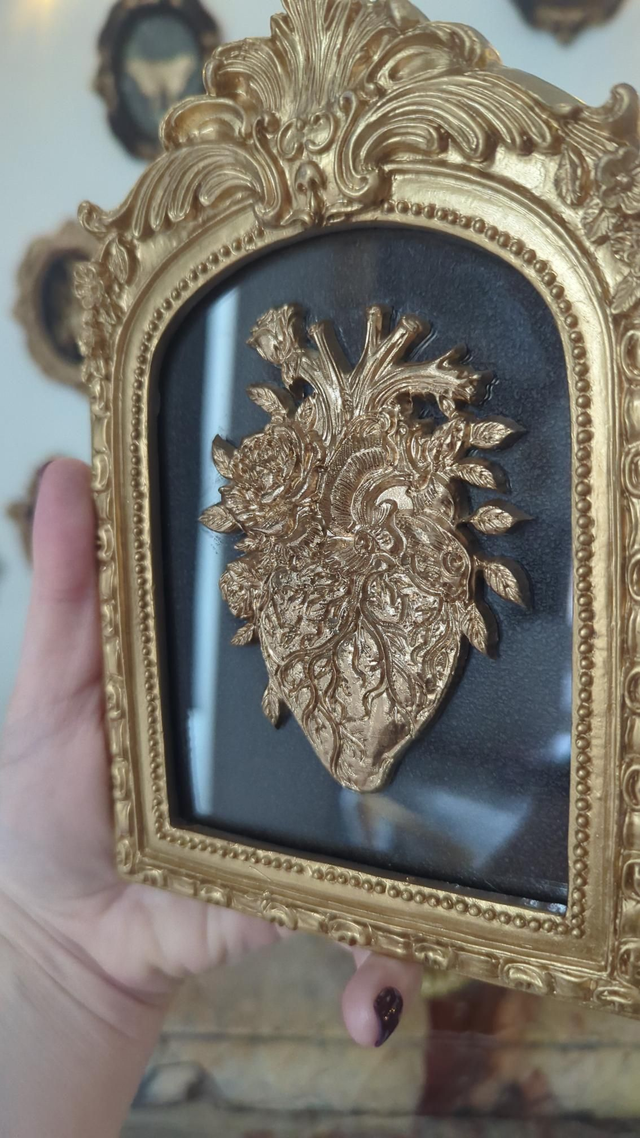 Cadre en arche dorée - cœur anatomique floral