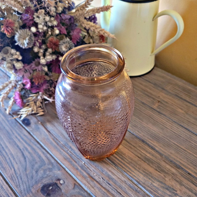 X Vase vintage en verre teinté rose / saumon, motif perlé en relief