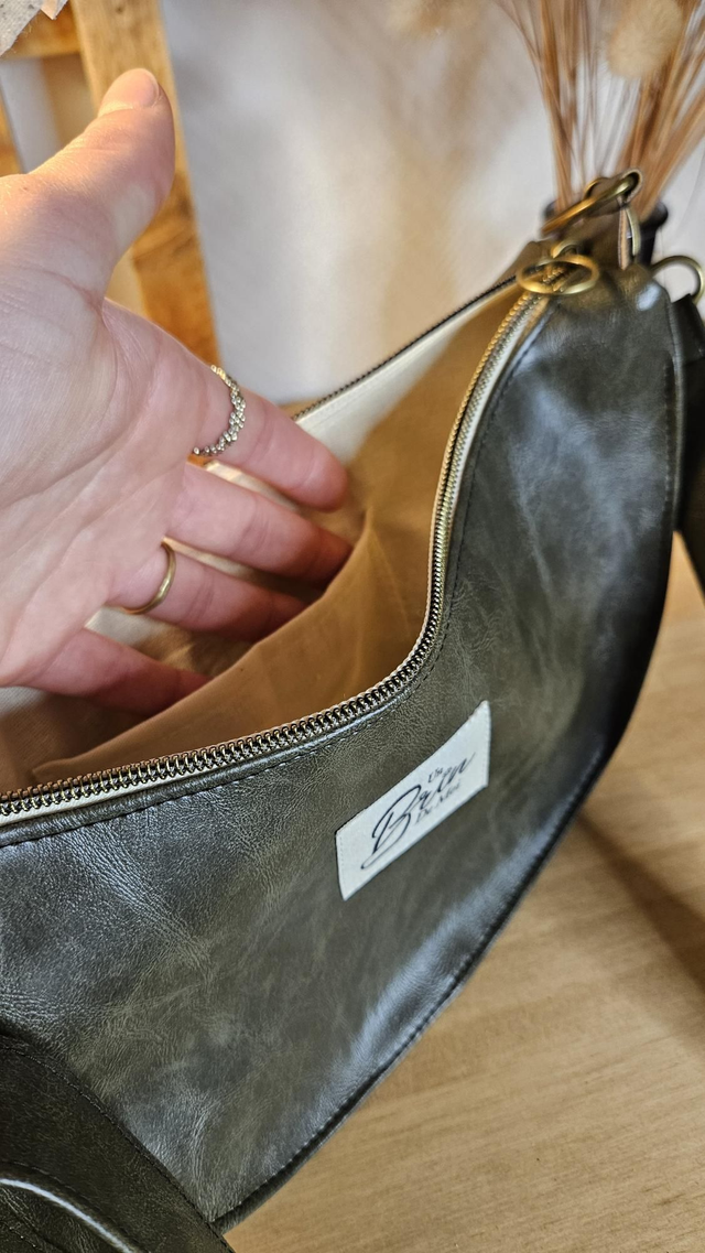 Sac demi-lune et simili cuir kaki