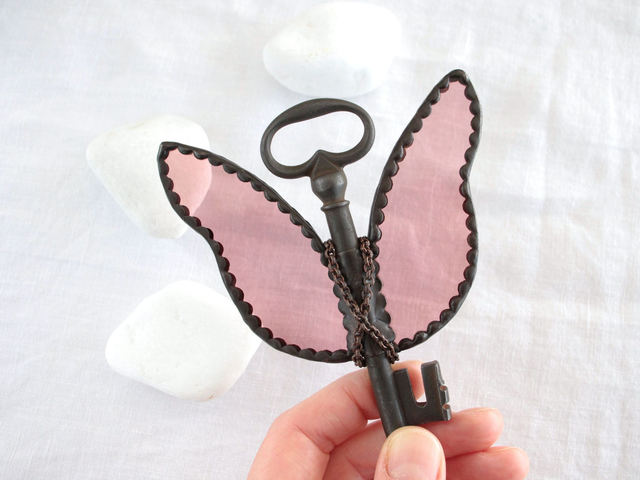 🗝️ Clé volante "Dark Fantasy" en vitrail