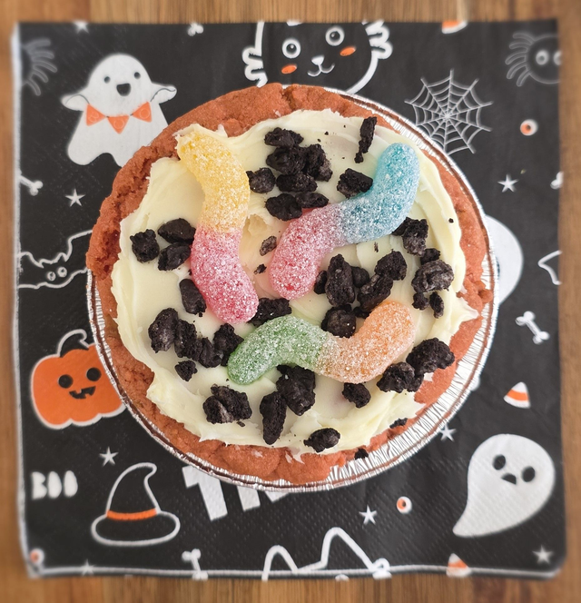 Dirt and worms cookie pie