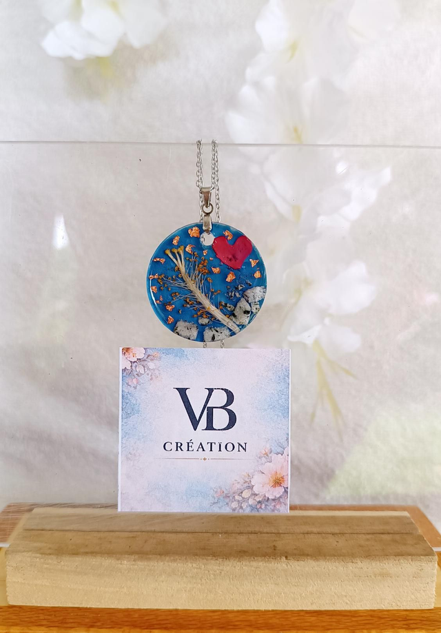 Collier en résine bleu coeur rouge