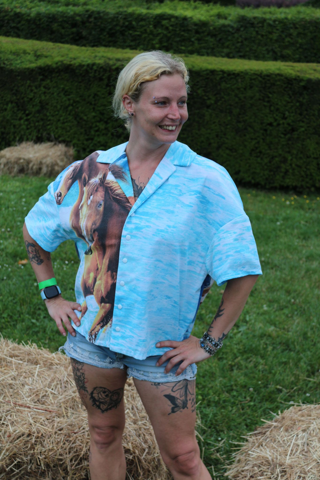Chemise upcyclée "Chevaux bord de mer" – Pièce unique (Taille 34) Over size et unisexe 