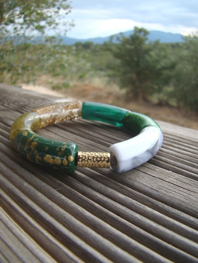 Bracelet perles tubes incurvées Chandra Panna feuille or