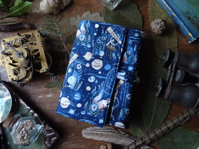 Protège livre renard astrologue 