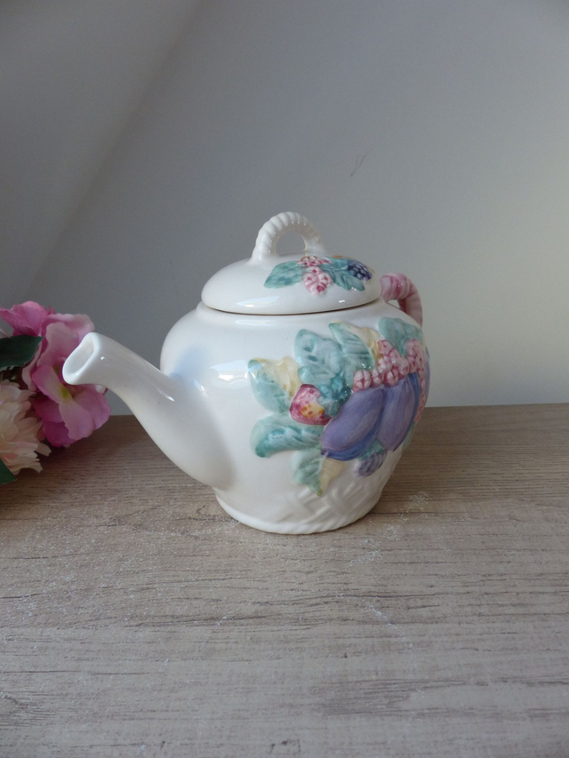 Ancienne Théière en Céramique – Panier de Fruits du Jardin en Relief – Prunes, Fraise, Groseilles – Anse Rose – Objet Vintage Déco Cuisine