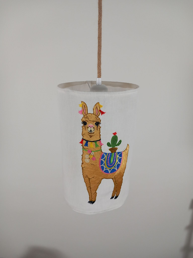 Abat-jour suspension baladeuse en lin blanc brodé d&#039;un Lama .  Diamètre 20 cm