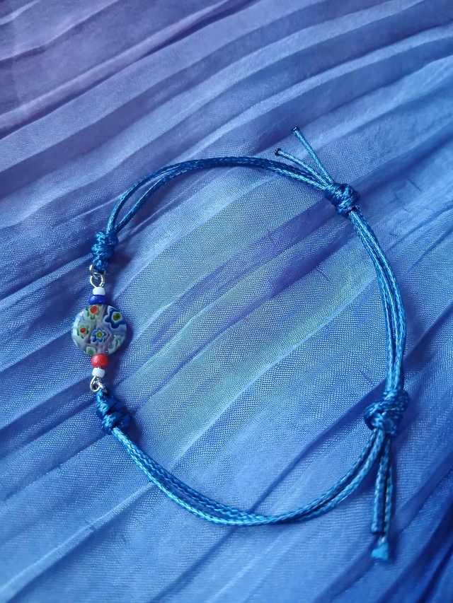 Bracelet bleu perle ronde plate orange motif floral colorés