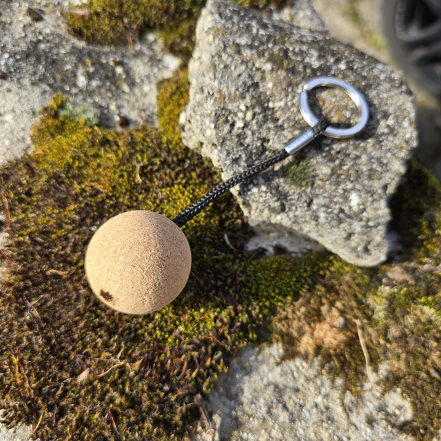 Porte-clés "Boat" boule en liège naturel brut 35mm (idéal pour clés de bateau!)