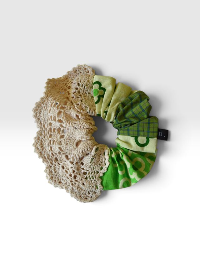 Cotton scrunchie with doily