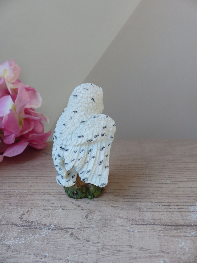Sculpture Miniature Chouette des Neiges en Résine – Figurine Décorative Blanche Harfang - Statuette Chouette Blanche de Collection en Résine