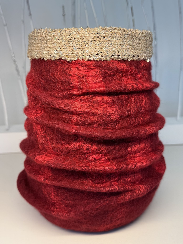 Textile Filzskulptur mit gestricktem Goldrand