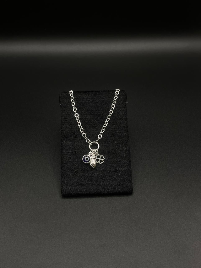 Pulseira elo português entremeio trevo, olho grego e figa