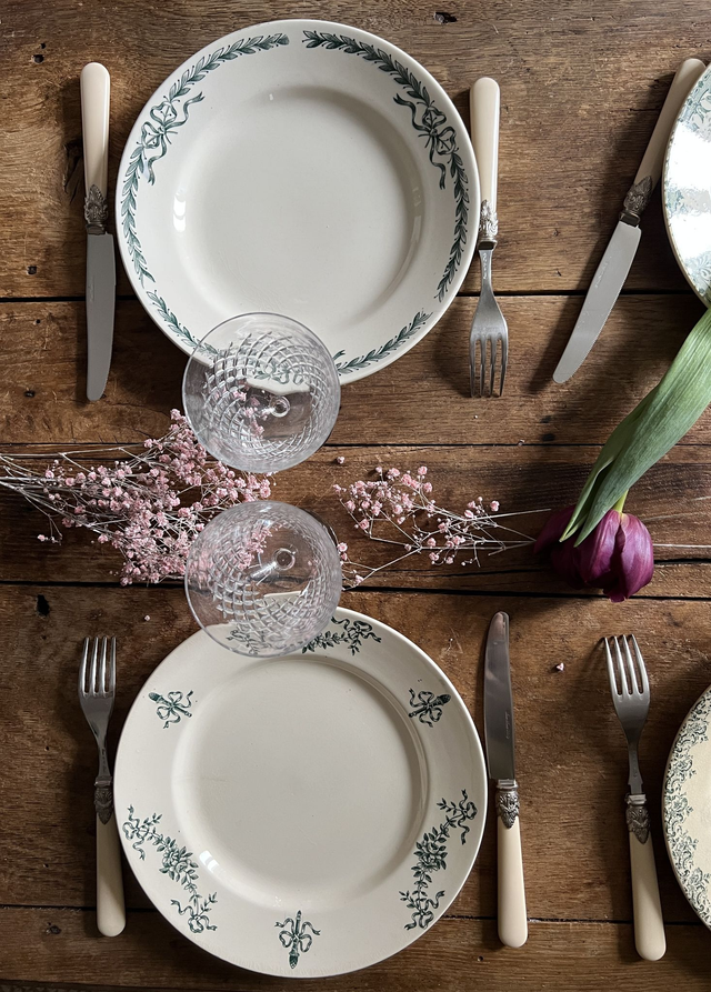 BELLEVILLE - Suite de 6 assiettes plates dépareillées - Terre de Fer