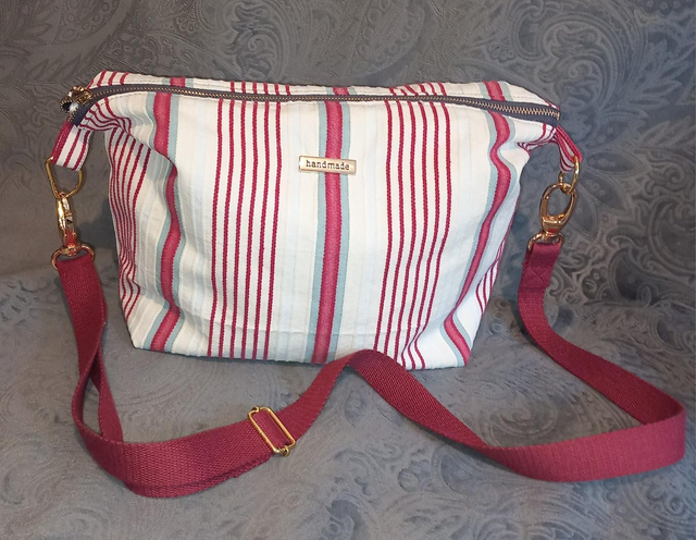 Escapade – Le Sac Bandoulière Élégant en Toile de Coton avec Détails Dorés