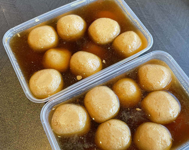 Nolen Gurer (Dates Jaggery) Rosogolla - 10 pcs