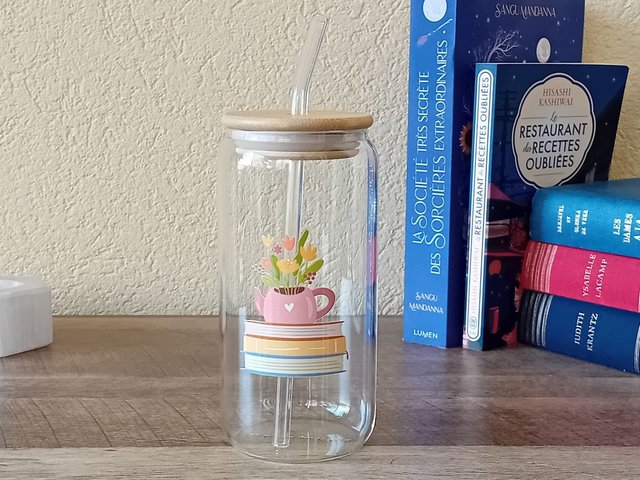 Gobelet en Verre 550ml - Théière Fleurie sur Pile de Livres - Paille en Verre et Couvercle en Bambou