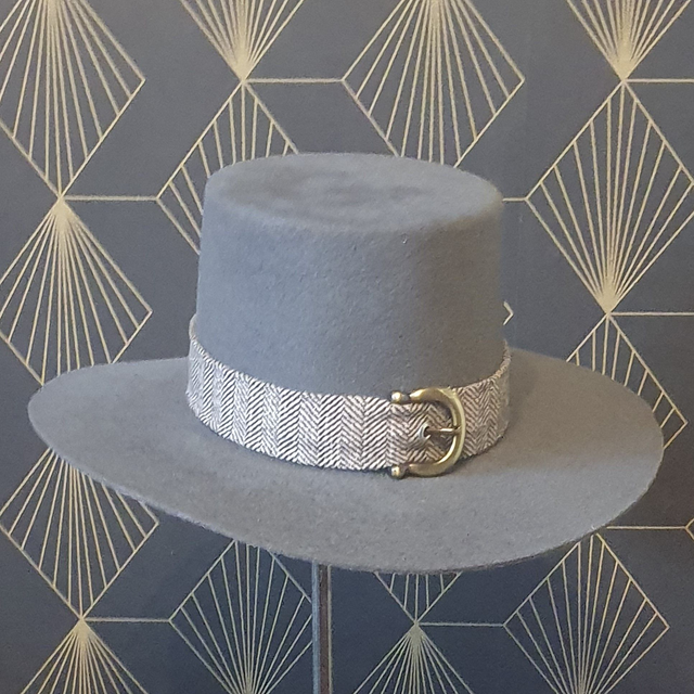 Chapeau de pèlerin en feutre velours gris