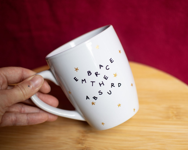 Duży kubek "embrace the absurd"