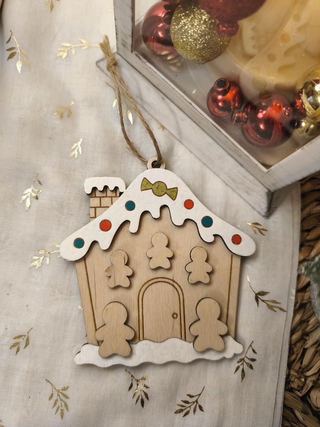 Suspension familiale Maison en pain d’épices 🎄 – Ornement en bois personnalisé