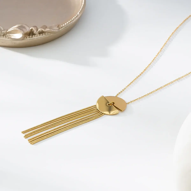 Collier Doré Avec Pendentif Disque En Deux Avec Glands