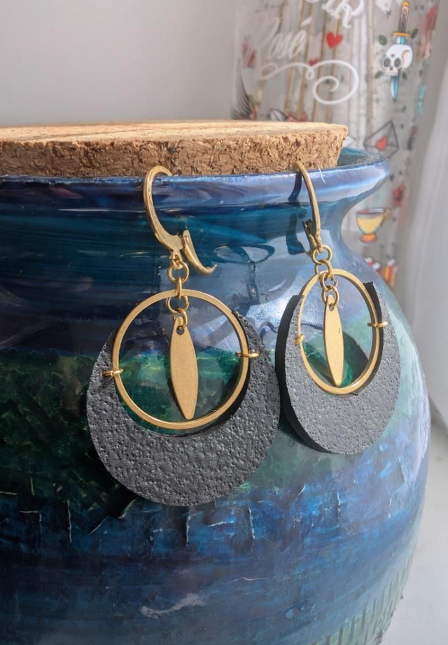 Boucle d&#039;oreille laiton et chambre à air recyclée 