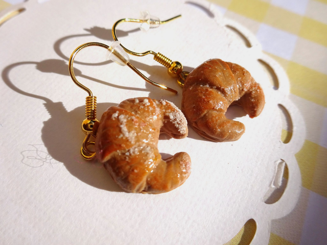 Boucles d'oreilles - Croissants demi-lune au beurre et au sucre glace