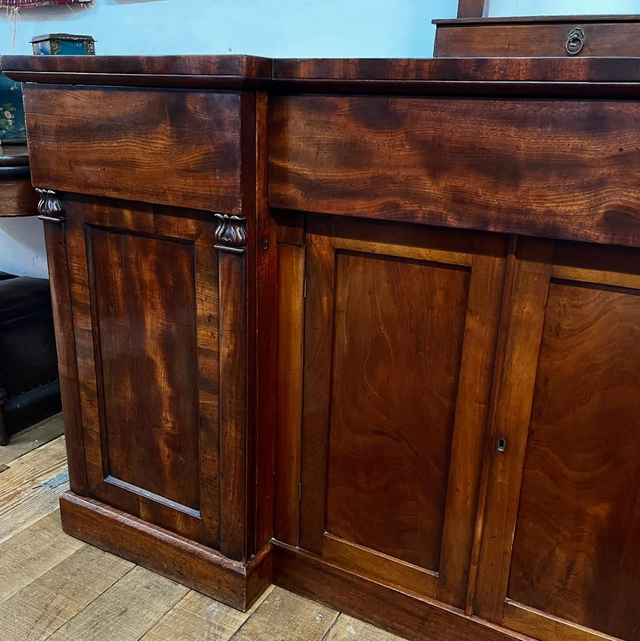 Important Regency Mahogany Breakfront Sideboard with Original Fitted Cellaret - England, circa 1825–1840