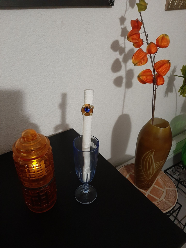 Bague carrée dorée bleu azur en perle rocaille 		 		