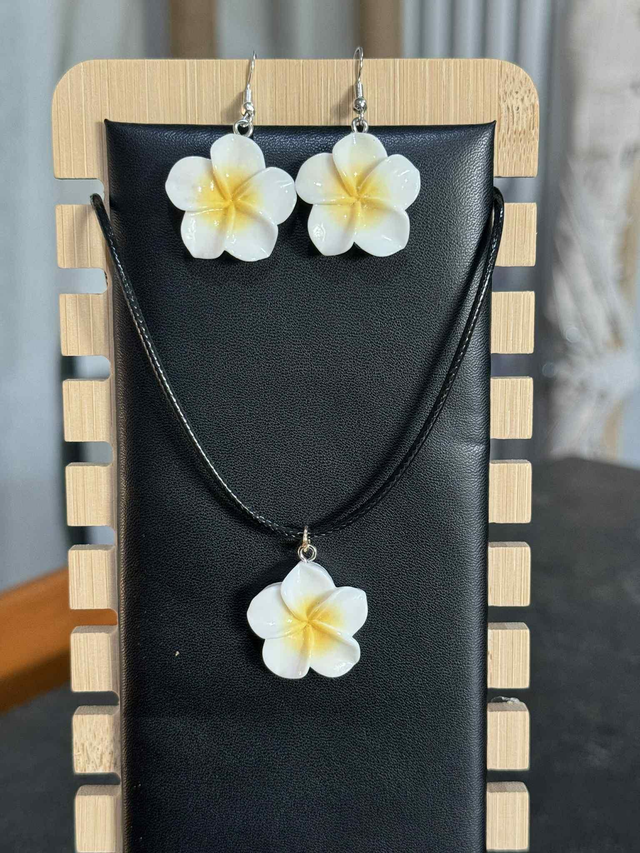 ✨ Parure Fleur de Frangipanier Blanc – Élégance et Fraîcheur Exotique ✨