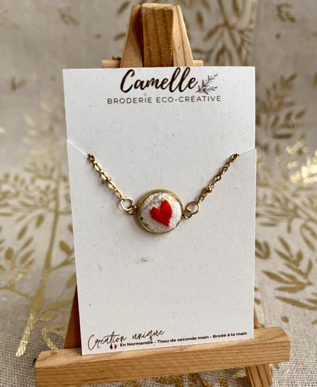 Bracelet brodé coeur rouge