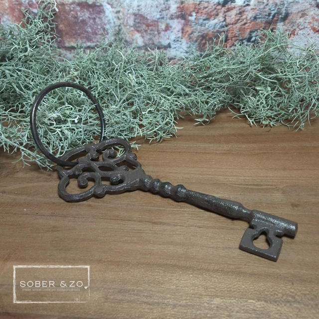 Grote sleutel aan ring