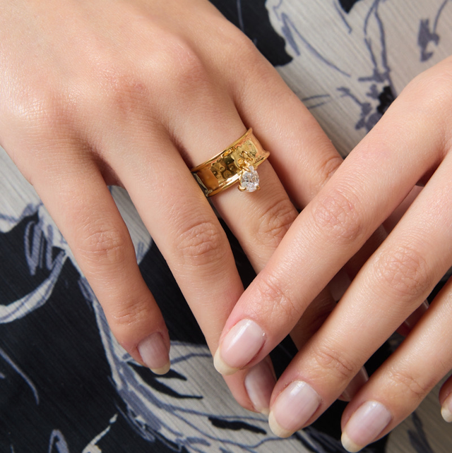 Bague large martelet pampille strass 