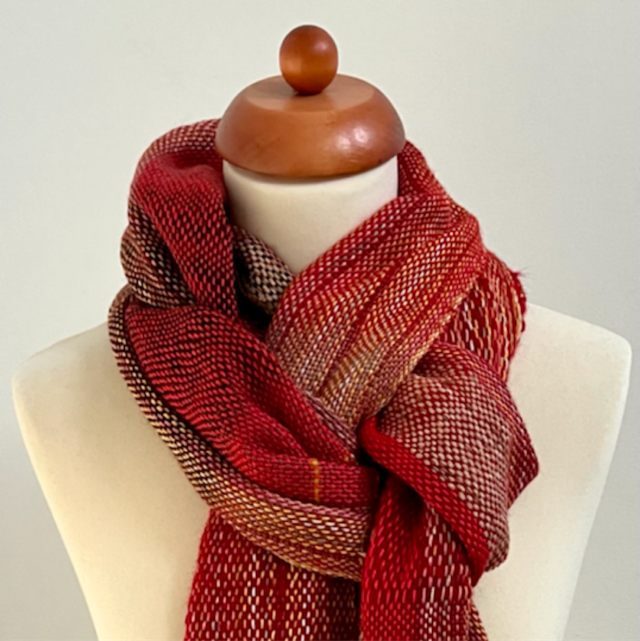 Rode handgeweven shawl