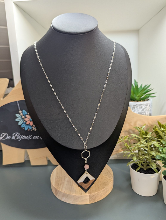 Collier long, sautoir, avec une chaine de couleur argent, perle naturelle, un pendentif en métal et pendentif en bois.