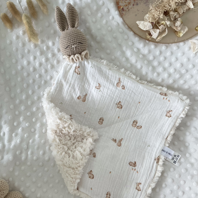 Eliott, lapin tête beige foncée petit lapin 