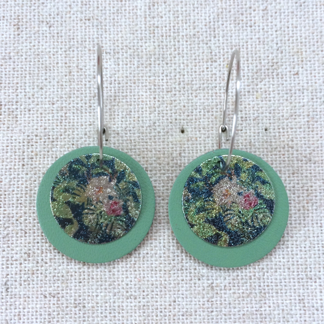 Boucles d’oreilles « Seguidilla » argentées, cuir vert lichen