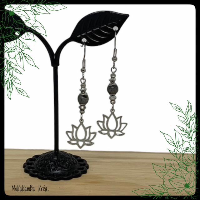 Boucles d’oreilles en acier inoxydable et perles en pierres naturelles. Fleur de lotus