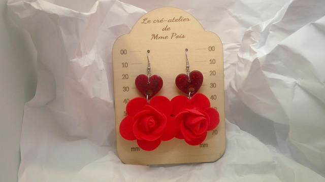 Boucles d’oreilles cœur pailleté avec fleurs en mousse – Pièce artisanale unique