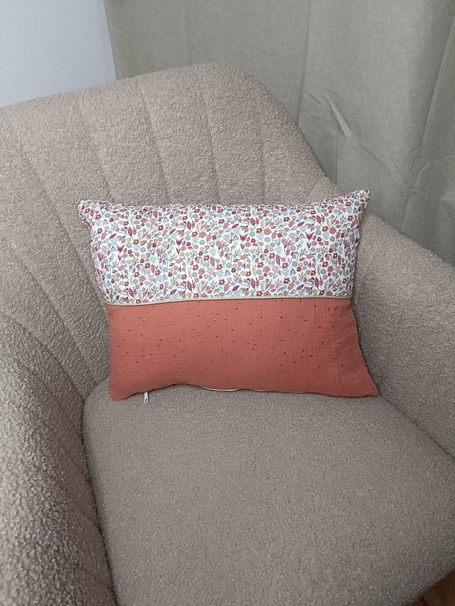 Coussin fleuri rose 