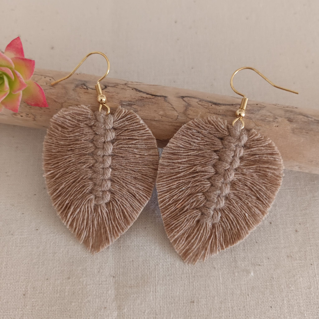 Boucle d'oreille feuille macramé dorée