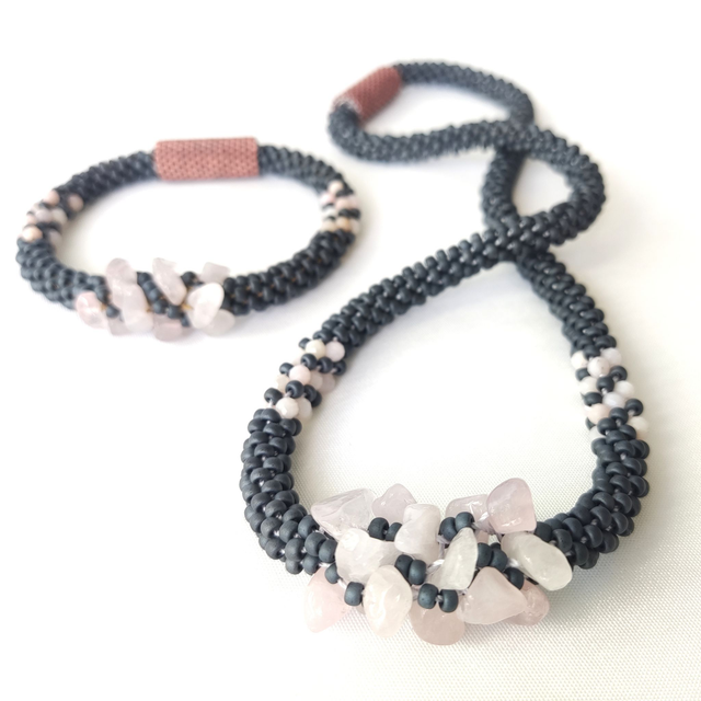 Conjunto de collar y pulsera azul y blanco