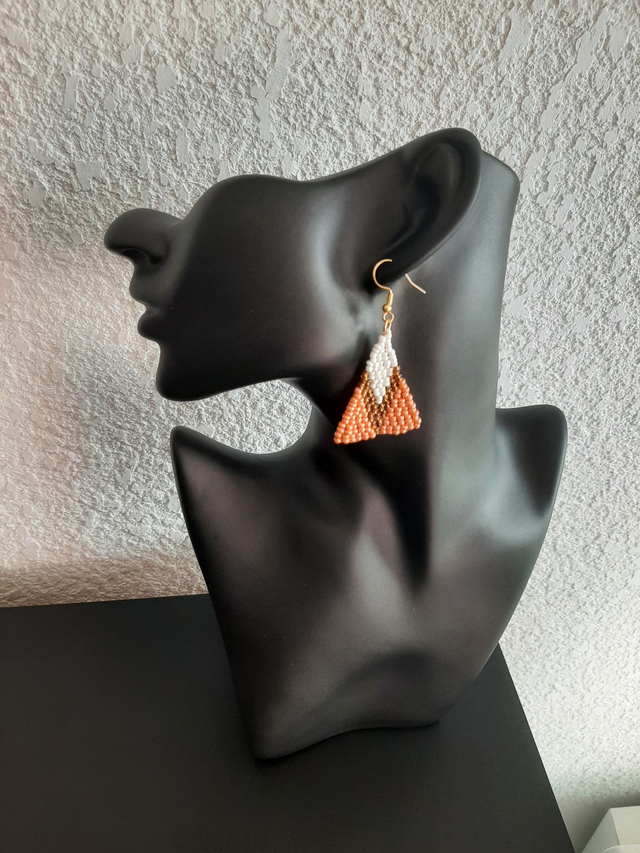boucle d&#039;oreille triangle en perle rocaille jaune orange bronze