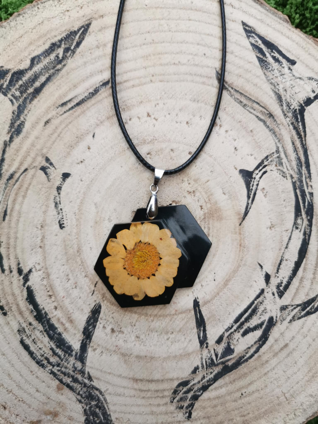 Hexagone noir et pâquerette orange 