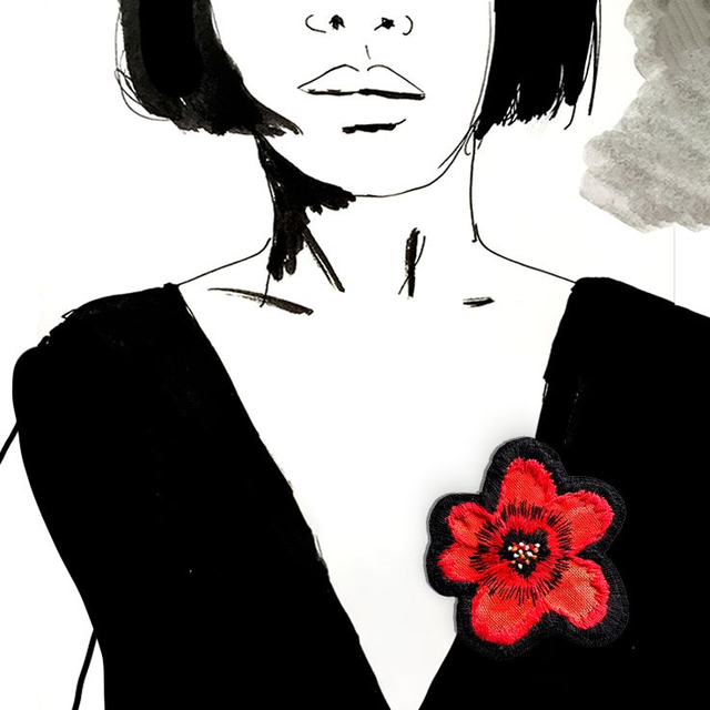 Broche fleur rouge brodée sur lin, pièce unique