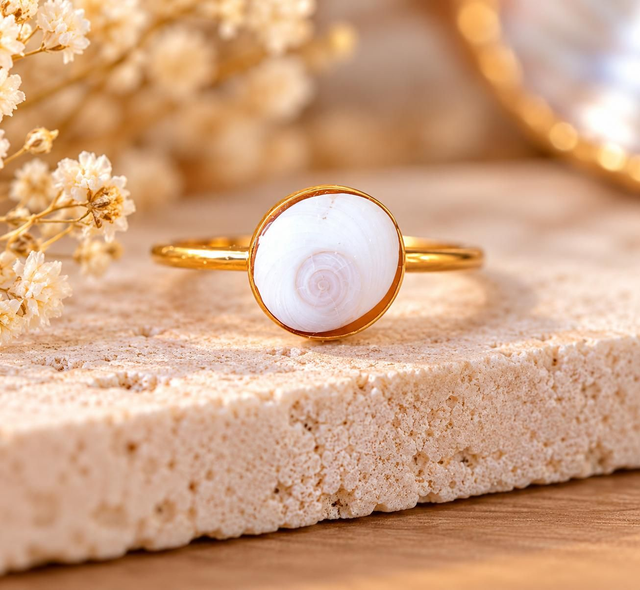 Bague oeil de Sainte Lucie dorée 
