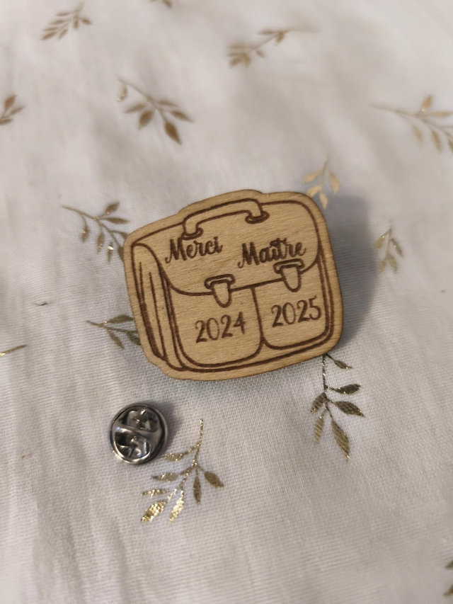 Pin’s en bois “Merci Maître” – Année 2024 / 2025